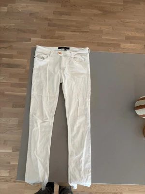 Vita raka jeans från Replay - Perfekta till det varma vädret, eller till ett trevlig tillställning! Perfekt om du vill se lite mer sofistikerad ut än de andra💎 hälsningar Avenue😇