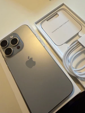 iPhone 15 Pro 128GB Natural Titanium  - Säljer min iPhone 15 Pro 128GB i färgen Natural Titanium.  Telefonen är i mycket fint skick och har alltid använts med skal och skärmskydd sedan dag ett.     🔹 128 GB lagring  🔹 Batterihälsa 85%  🔹 Inga sprickor eller skador  🔹 Originalkartong medföljer  🔹 Oanvänd laddare (helt ny)     Nollställd och utloggad från iCloud vid affär.  Pris: 6 000 kr (rimliga bud kan övervägas).