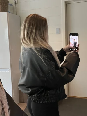Svart oversized skinnjacka! - Säljer min superfina svart skinnjacka med lite oversized look. Den är i storlek S, jag själv har XS på dom flesta plagg och tycker den passar perfekt! Köpt på BikBok förra året och har använt den 1-2 gånger. Perfekta jackan nu till våren😇