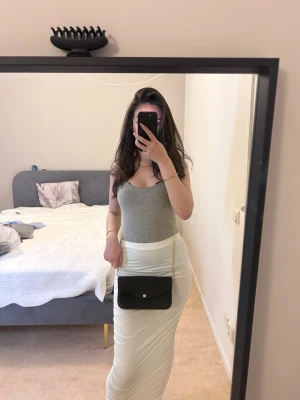 Vit Kjol - Vit kjol från pretty little thing aldrig använd utan prislapp