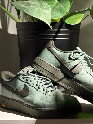 Nike Air Force 1 x Vibram gröna sneakers - Nike Air Force 1 sneakers i samarbete med vibram Skorna är ljusgröna med mörkgrön sula och detaljer. Tillverkade i läder med robust Vibram-sula för extra grepp och hållbarhet. Perfekt för dig som vill ha något unikt och stilrent. Äkta. kartong finns inte. Använt ett fåtal gånger. Ny pris 1849kr. 