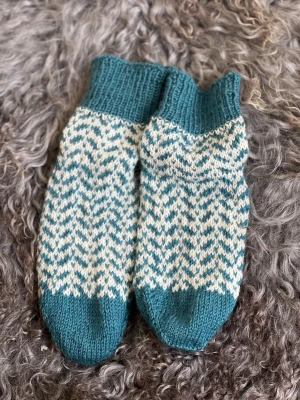 Stickade raggsockor mönster ört - Raggsockor stickade i mönstret ört. Stickade i svensk ull. Storlek 37-39.