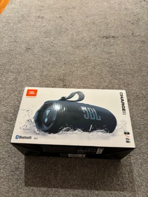 JBL Charge 6 högtalare  - JBL Charge 6 högtalare. Köpte den spontant på Ullared men insåg där efter att den inte kommer bli så mycket använd. Köpte den för 1649kr men säljer den för 1000kr. Kvitto fås med vid köp. Den finns i Göteborg ☺️