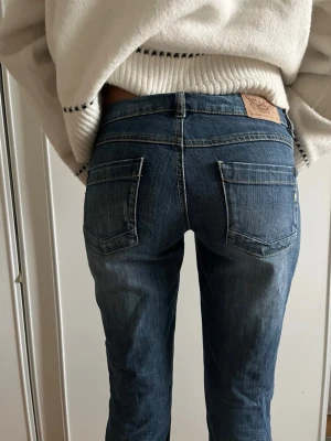 Blå raka jeans från Lee - Säljer mina snygga blå jeans från Lee då dem är för stora. Jeansen har raka ben och låg midja.