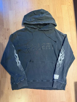 Gallery dept flames hoodie - Gallery dept flames hoodie.  Varsamt använd, bra skick. Storlek Large, kan passa medium, lös passform. 100% bomull Pris kan diskuteras. 