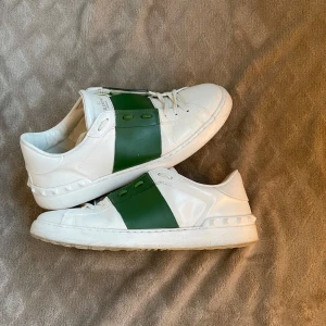 Valentino open  - Valentino open med grön rand. Storleken är normal och sitter som en vanlig 42. En av dem trendigaste skorna 2025 i super fint skick.  Hör gärna av er vid frågor! Dem är äkta såklart!