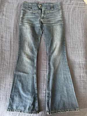 Utsvängda lågmidjade jeans - Snygga lågmidjade jeans från Energie med utsvängda ben. Jätteskön passform men tyvärr för små nu, skriv för mått!
