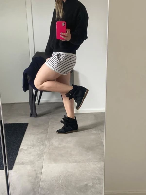 Isabela marant skor  - Isabela marant skor som är helt nya säljer på grund av att dom är för små 