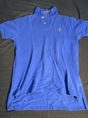 Blå pikétröja från Ralph Lauren - Stolek M, lite blekt