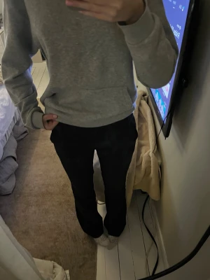 Svarta utsvängda leggings - Svarta kostymbyxor med låg midja från bik bok nästan aldrig använt säljer förr att de är för stor💕