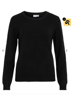 Svart stickad tröja från Vila - En klassisk svart stickad tröja från Vila med rund halsringning och långa ärmar. Tröjan har ribbade muddar vid ärmslut och nederkant, vilket ger en enkel och stilren look. Perfekt basplagg i garderoben för lager på lager.