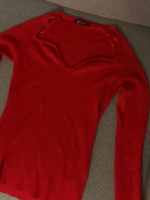 Röd ribbad topp från Gina Tricot - Säljer en snygg röd ribbad topp från Gina storlek M