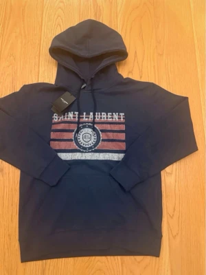 saint Lauren hoodie - Ysl Yves Saint Laurent hoodie size S medium Lapp kvar. Väldigt bra pris och väldigt bra skick