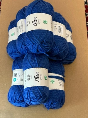 Blått garn Ellen 100% återvunnen polyester. 9 tycken. En for 15 kr. Alla for 120 kr - Säljer flera: blått garn]} av märket Ellen från Viking Garn. Nystanen väger 50g och är ca 105 meter långa. Materialet är 100% återvunnen polyester och passar stickor eller vir ESC 4 mm. Perfekt för dig som vill yetta eller virka egna projekt. 
