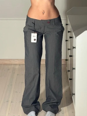 Lågmidjade Randiga kostymbyxor  - Midjemått: 40cm. Innerbenslängd: 85cm. (Storlek 28.) Kolla in min profil, följ för fler plagg🙌