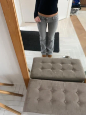 Ljusgrå bootcut jeans - Säljer ett par ljusgrå bootcut jeans med låg midja.