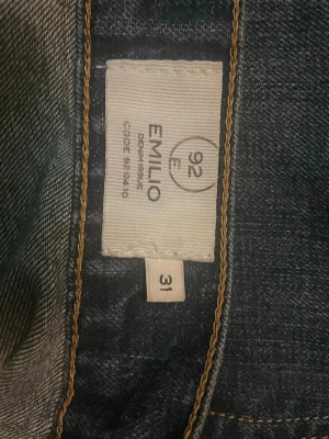  nativeblå jeans från Emilio - Snyggaga blå jeans från Emilio i klassisk femficksmodell. Jeansen har en mörk tvätt med trouble Michael och lätt slitna detaljer på framsidan. Rak passform sopassade för en avslappnad stil. Perfekta till sneakers eller boots.