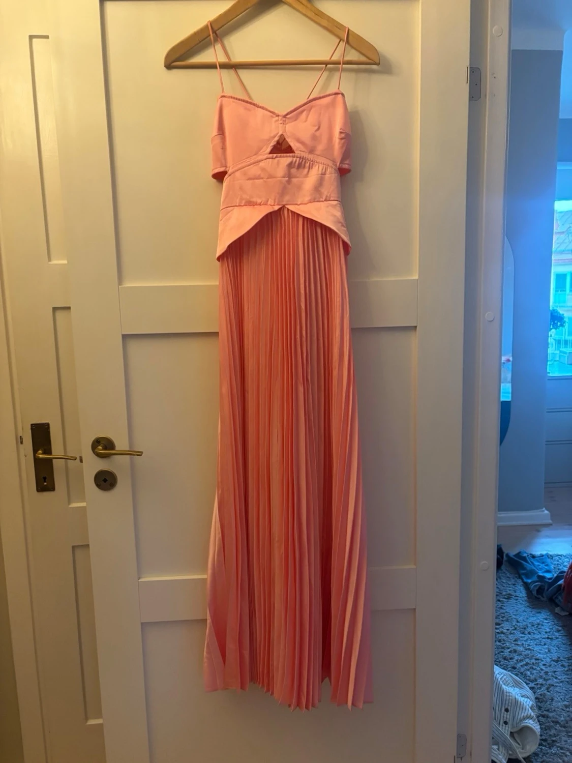 Lång rosa plisserad klänning