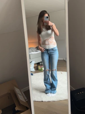 Ljusblå slitna jeans från Nelly - Säljer ett par ljusblå jeans från Nelly med raka ben och slitningar vid knäna. 699kr nya