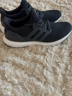  Adidas Ultra Boost  - Snygga svarta Adidas Ultra Boost sneakers i strl 43 1/3. Nytt skick o box följer med!