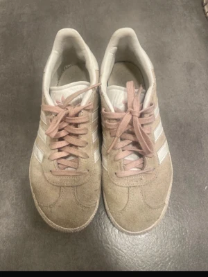 rosa adidas gazelle  - Säljer ett par jättefina och somriga gazelle skor. De är lite smutsiga då de använts en del men syns inte så mycket från långt håll. Jag kan diskutera priset på skorna ifall någon är intresserad.
