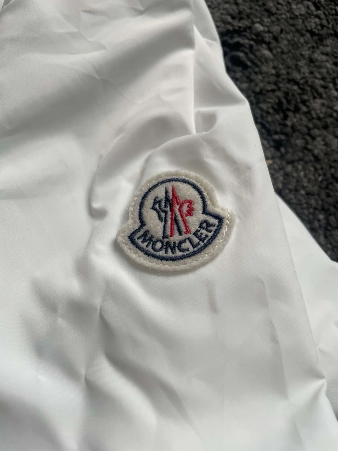 Vit vindjacka från Moncler - 2