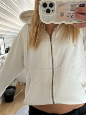 Zip Hoodie  - Vit zip hoodie från Lager 157  Inte några skavanker alls  Rätt stor för att vara XS, men de är ju till för att vara så 💕💕