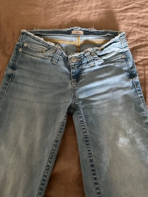 No waist jeans - Ljusblå no waist jeans från nelly. De är använda men i bra kondition, det finns endast jätte små hål längst ner och det är för de är för långa. Storlek 32🥰