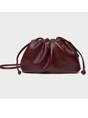 Vinröd Raffinato väska  - Säljer en vinröd clutchbag med lång axelrem.      Väskan är äkta och bara använd en gång och har inget slitage. Storlek M, nypris 600kr❤️❤️