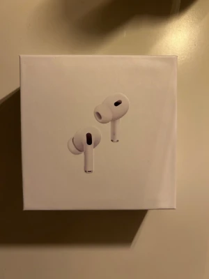 Apple AirPods Pro 2 USB-C - Säljer ett par Apple AirPods Pro (2nd Generation). Dessa är helt nya och oanvända du får de i sin orginal förpackning oöppnad