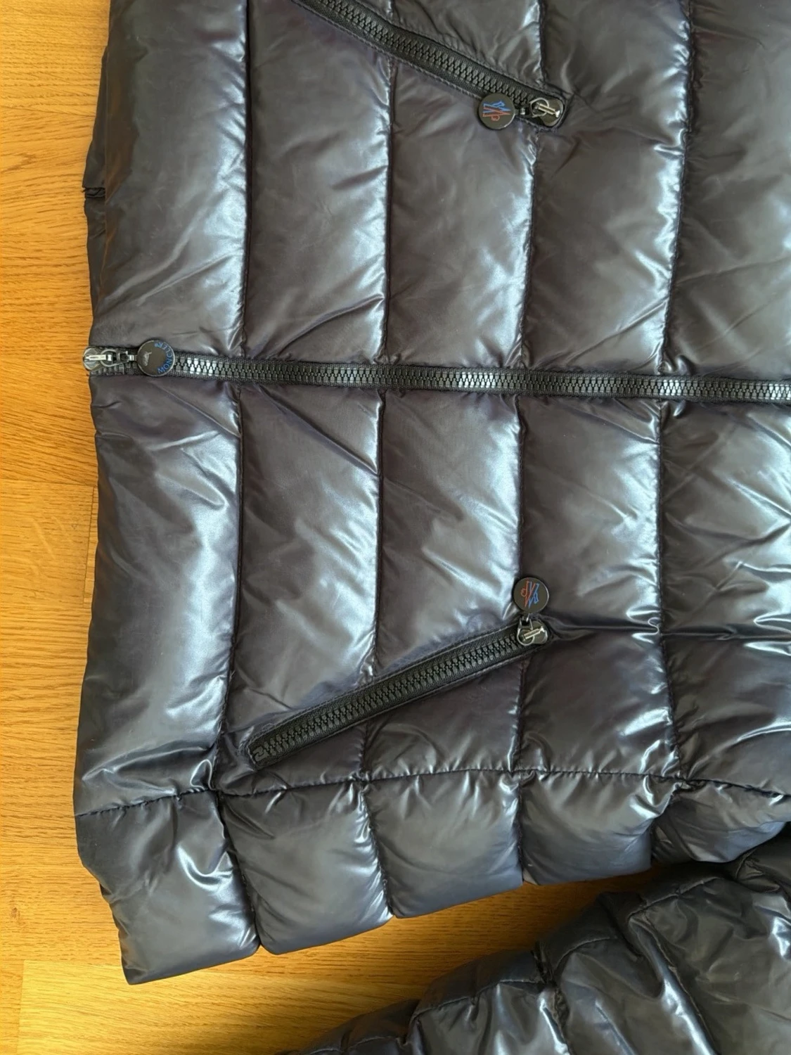 Svart dunjacka från Moncler med huva - 2