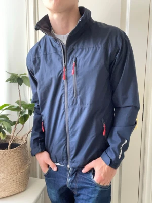 Helly Hansen vindjacka  - Helly Hansen vindjacka - hur najs som helst. Passar toppen på modellen. Inga defekter! Modellen i bilderna är 180 cm 75 kg och bär Storlek S , Kom med frågor! 🌟 (Kan gå ned i pris vid köp av paket 😉) 