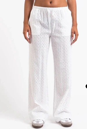 Vita linnebyxor i spetsmönster - Säljer ett par vita linnebyxor med spetsmönster från Madlady! Aldrig använda, snart borta från hemsidan. Storlek S, Tall (nypris 699kr) 🩷