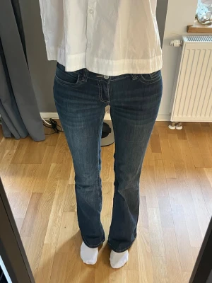 Nelly low waisted bootcut stitch jeans  - Mörkblåa low waisted jeans i storlek 34! Passar mig som är 171 cm lång 🩷Knappt använda. Hör av er för fler bilder! 