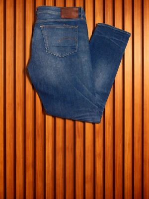 G-star jeans - Väldigt snygga blå slim fit jeans ifrån g-star raw storlek 38w och modell 3301 Slim men passar även 36w