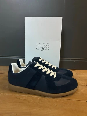 Maison margiela gats - Mörkblåa Maison margiela gats i storlek 44. Aldrig använda. Bara att höra av sig vid funderingar 🤩🤩