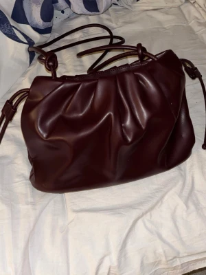 Vinröd väska - Säljer en superfin vinröd axelväska, vet tyvärr inte vart den är från. Superrymlig och bra💕