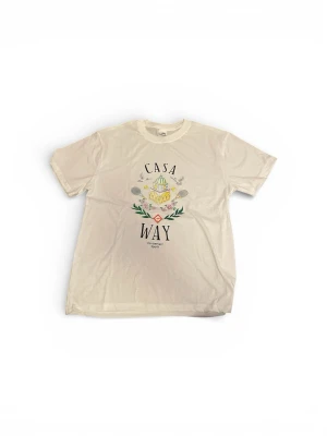 Vit Casablanca T-shirt - Säljer en vit t-shirt från Casablanca. Perfekt för sommaren! Den är storlek L och i helt ny skick! Hör av dig vid minsta fråga!