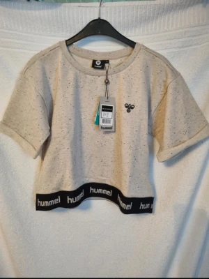 Topp - Hummel cropped top helt ny i storlek 176.