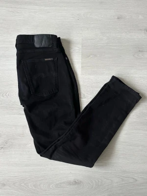 Nudie 31/30 Reserverat - Ett par riktigt feta Nudie jeans! De är i mycket bra skick och utan defekter:)  Skriv vid frågor och kolla gärna in min profil för fler jeans o kläder. Vid köp av fler plagg kan att schysst paketpris fixas:)