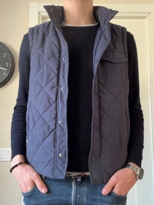 Quiltad Väst - Fin quiltad väst ifrån Ombre, använd max 5 ggr. Storlek S/M, modellen är ca 185cm lång. Perfekt inför våren!🌟