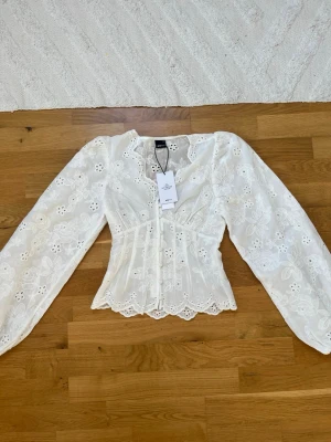 populär broderad blus från gina tricot - Superfin blus som är helt ny med lappar kvar! Slutsåld överallt. Så fin passform🌻