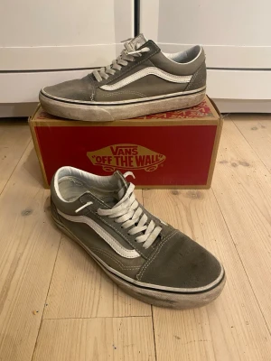 Gråa Vans Skor - Säljer ni dessa populära Vans som är i bra skick men lite smutsiga.