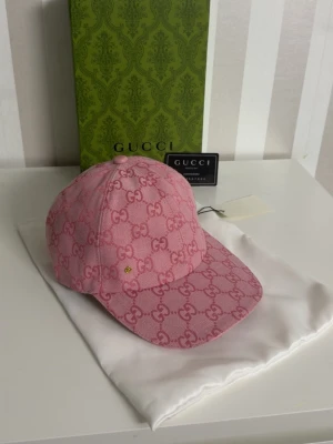 Rosa Gg canvas keps - Helt ny och oanvänd, gärna skriv till oss för mer info