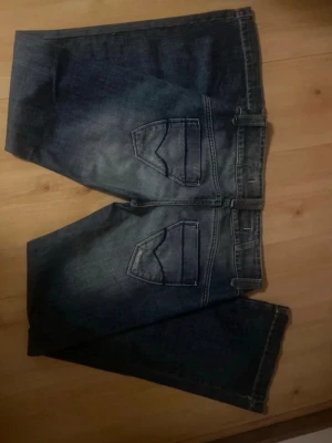 2000 baggy jeans  - Säljer ett par blå baggy/ burcut jeans med snygga slitningar på låren och knäna. Knappt använda 😊midjemått: 39 inerbenslängd:84