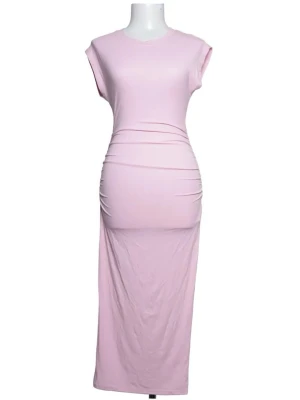 Ljusrosa långklänning med cap ärm - Säljer en ljusrosa långklänning med cap ärm och rund halsringning. Klänningen har en figurnära passform och är tillverkad i ett mjukt, stretchigt material som ger en snygg siluett. Perfekt för dig som gillar enkel men stilren design.