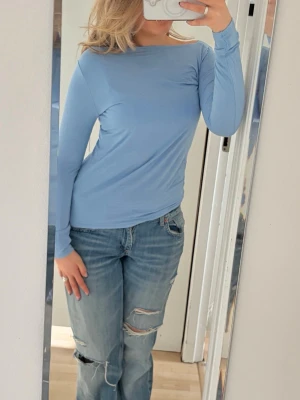 Ljusblå långärmad intimissimi topp - Säljer en ljusblå långärmad intimissimi topp med rund/båtrinhad halsringning. Den formar sig jättefint mot kroppen och känns väldigt luftig och mjuk. Superfin till jeans, tjol, kostymbyxor, linnebyxor osv. Jättefin färg som gör att man ser mer pigg ut och passar perfekt till sommaren och våren. Man kan klä upp och ner den till alla tillfällen💕Köptes för ca 1,5 år sedan men är aldrig använd från intimissimi. Jättehållbart och stretchigt material- nästan som träningströja fast inte glansig💕