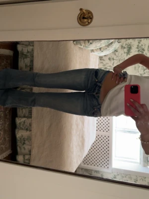 Ljusblå bootcut jeans med låg midja - G-rise 89 i innerben och 39 rakt över midjan. BILLIGA eftersom de kostar 1400 på sidan