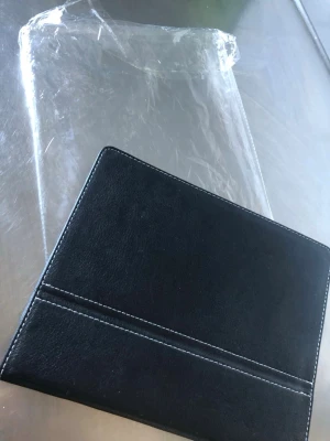 Svart IPad datorväska i konstläder - Snygg svartIPad  datorväska i konstläder med stilrena vita sömmar. Väskan har en enkel och modern design, perfekt för att bära din laptop eller surfplatta. Passar dig som vill ha en clean look till din tech.