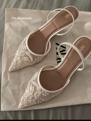 Vita spetsballklackar från Zara - SÖKER!!!!!!!!!!! Kan erbjuda ett bra pris!! Storlek 40